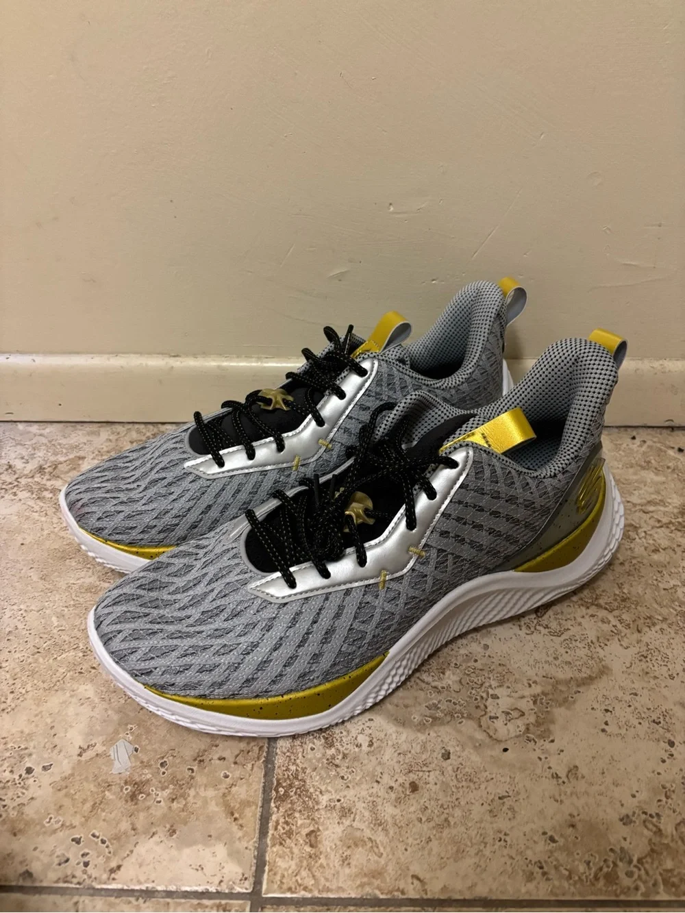 Under Armour Men's Curry Flow 10 Gray Athletic Shoes Size 15 3026274-101